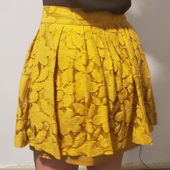 Pretty much doll-sized lace skirt - Picture 3 of 4